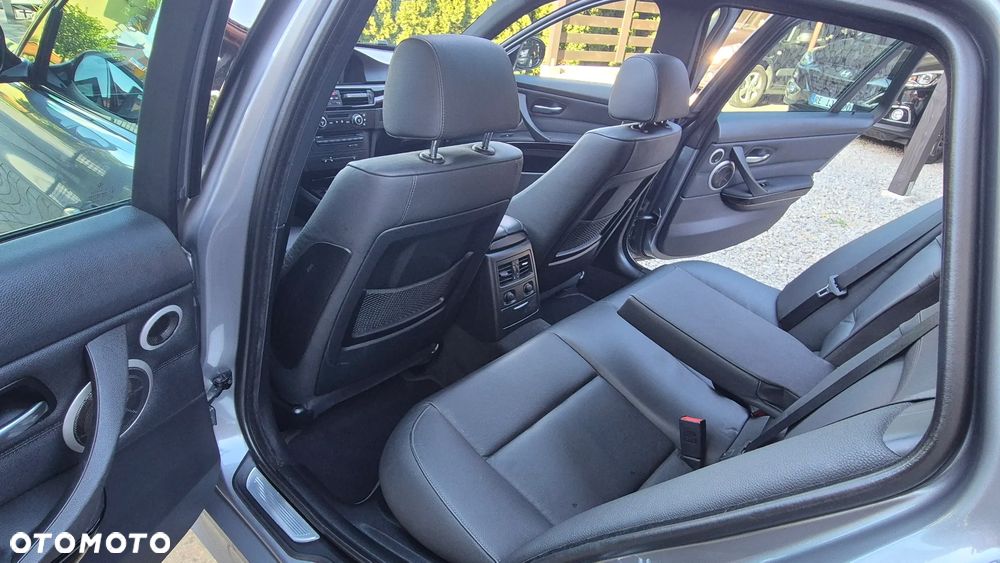 BMW Seria 3 335i - 25
