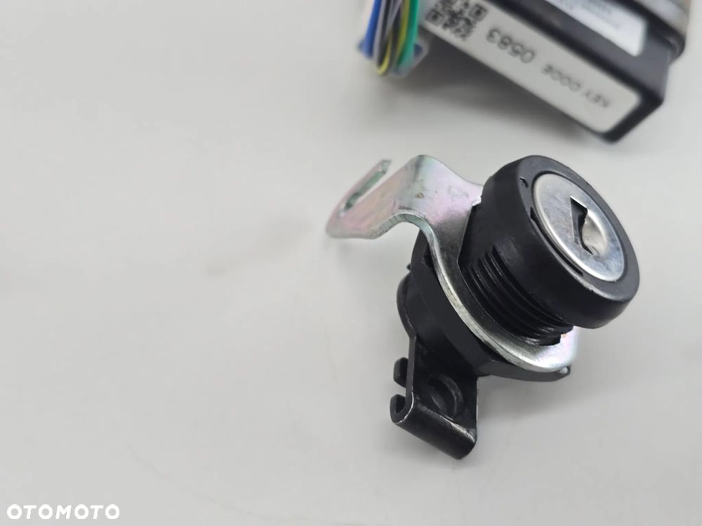 STACYJKA KLUCZYK ZAMEK MODUL KOMPUTER WLEW  TRIUMPH SCRAMBLER 400 SPEED - 19