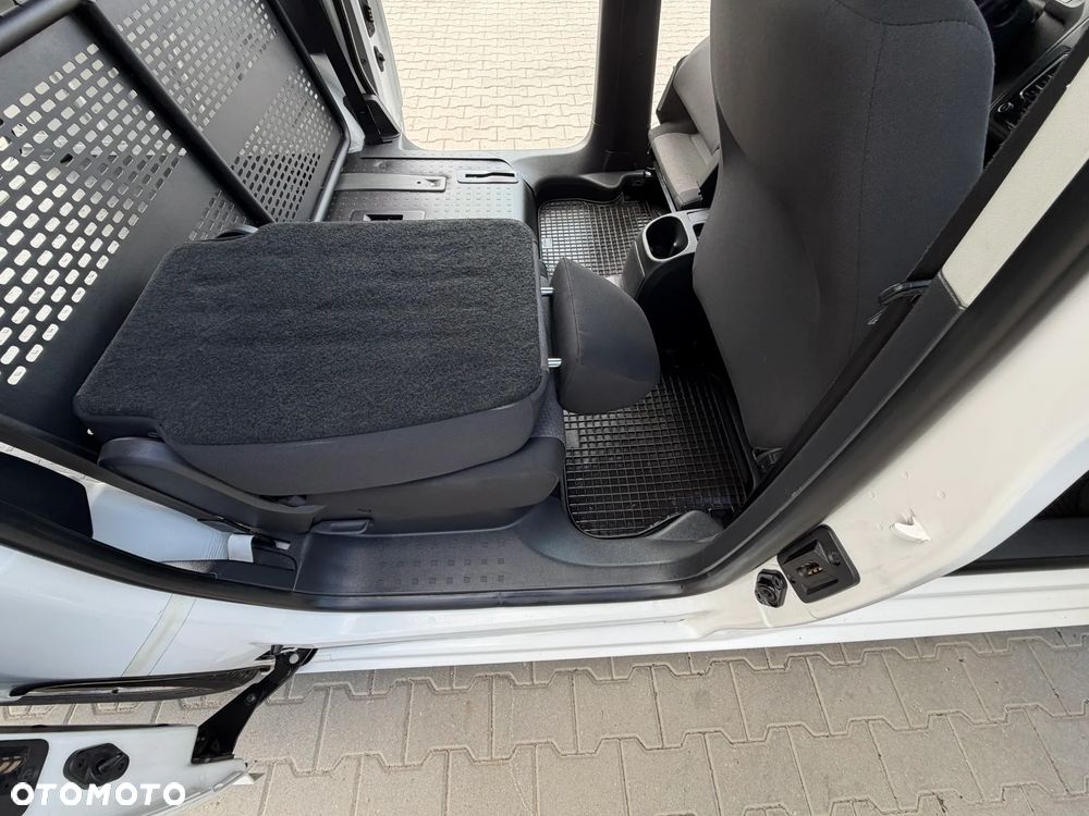 Volkswagen CADDY VAN MINIBUS 5cio Osobowy z Homologacją cięż. N1. Ładowność 707kg +5os. Mocny 2.0TDI Euro6, Bogate wyposażenie Reflektory Bi-KSENONOWE + Światła LED, Kierownica skórzana wielofunkcyjna, Tempamat, Ogranicznik, St. Radia oraz pełen komputer z kier. Czujniki cofania, Bezwypadkowy pełen serwis ASO VW - 18