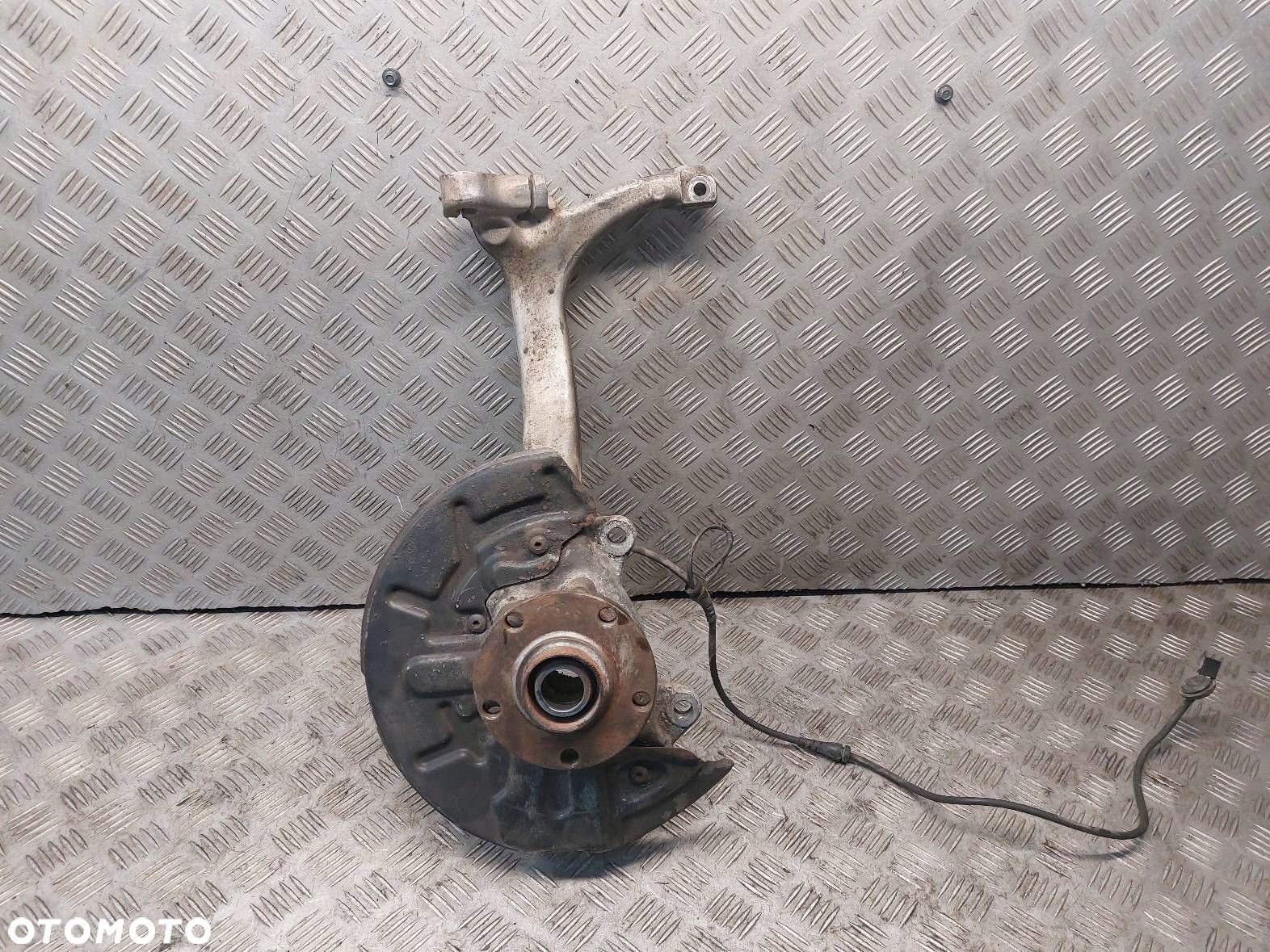 PIASTA ZWROTNICA LEWY PRZÓD AUDI A4 B6 1.8 T 8E0407241B - 1
