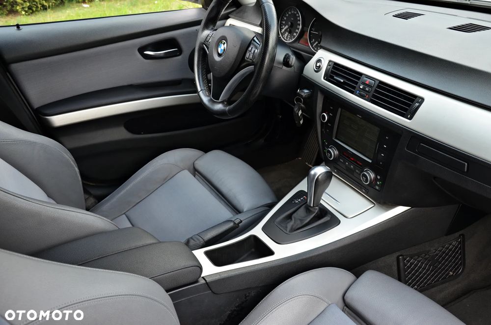 BMW Seria 3 320d DPF Touring Edition Fleet Exclusive - 34