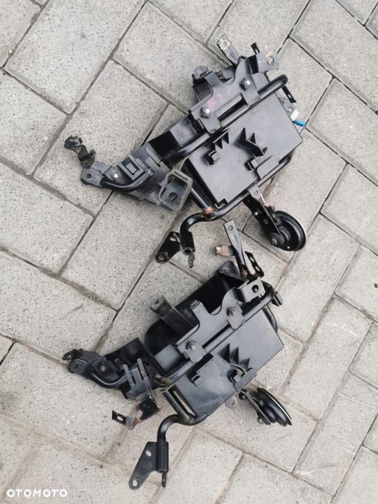 KIESZEŃ AKUMULATORA PLASTIK YAMAHA FJR 1300cm - 1