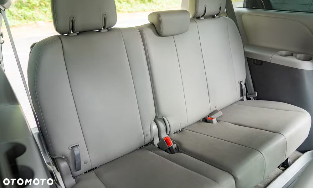 Toyota Sienna - 11
