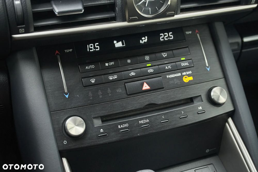 Lexus IS 200t / 300 F Sport - 29