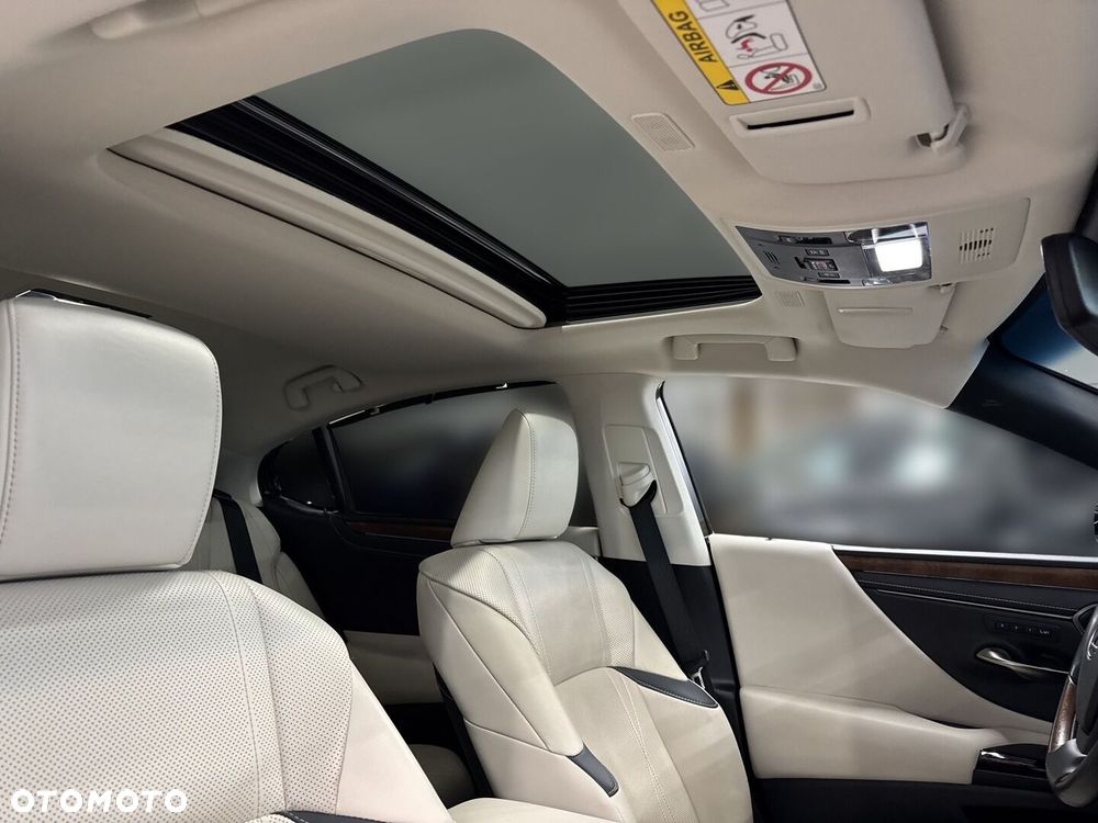 Lexus ES 300h Omotenashi - 34