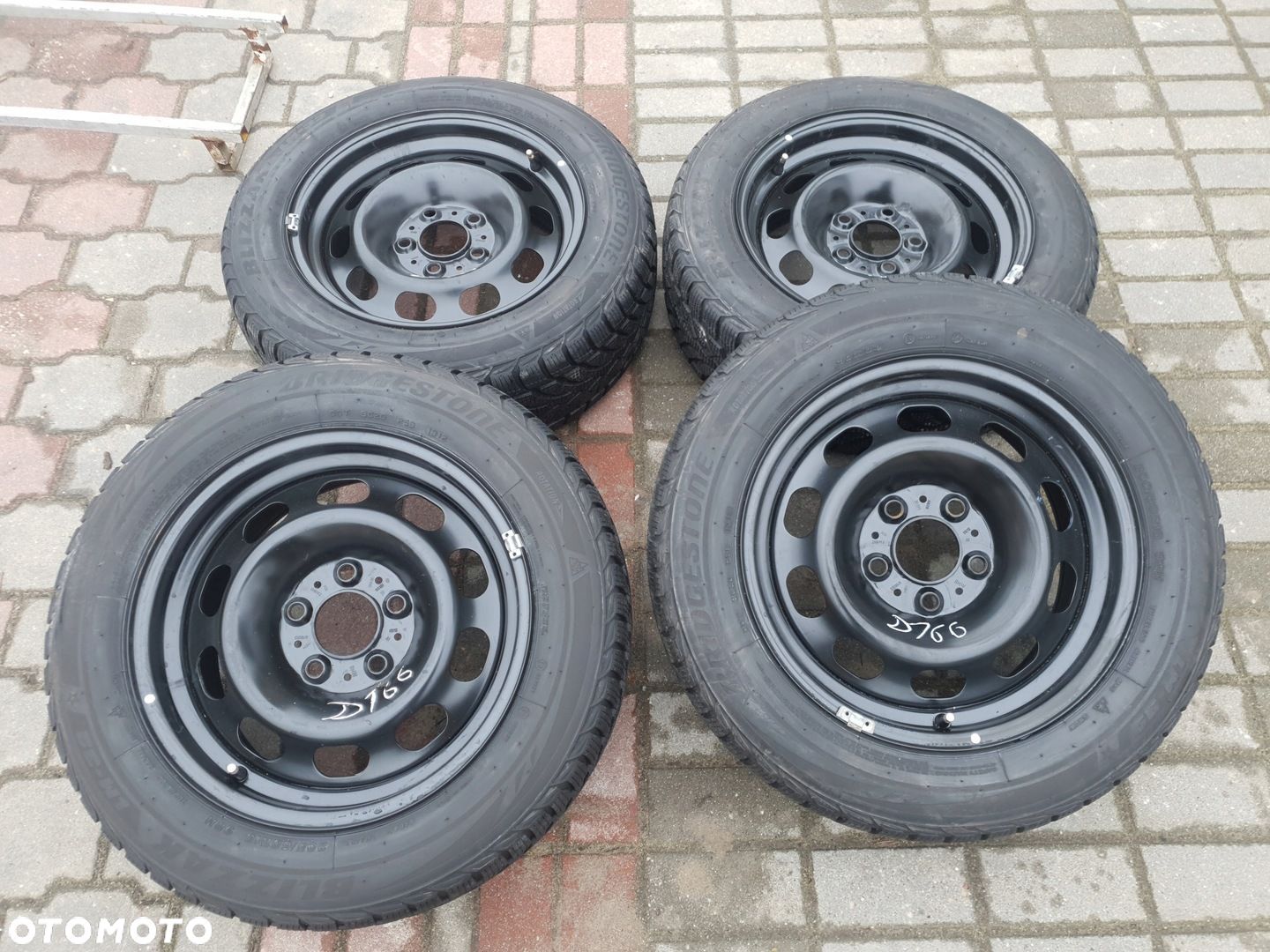 BMW F30 F31 E90 E91 E92 5x120 IS31 205/60R16 92H - 1
