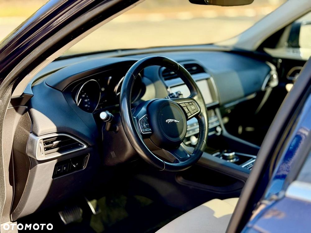 Jaguar F-Pace 2.0 i4P AWD R-Sport - 9