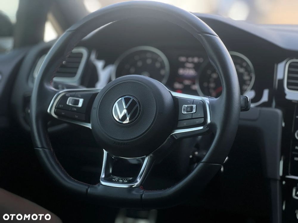 Volkswagen Golf - 22