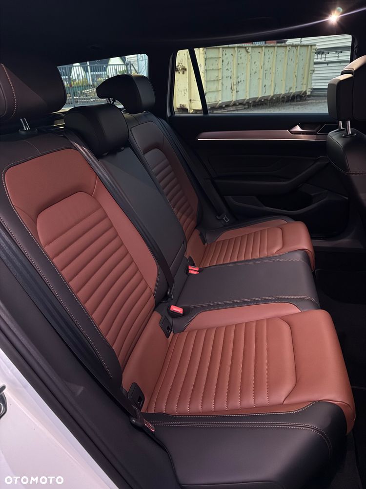Volkswagen Passat Variant 2.0 TDI SCR DSG Elegance - 23