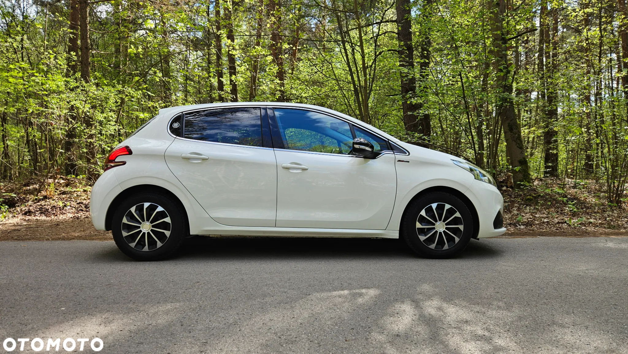 Peugeot 208 - 8