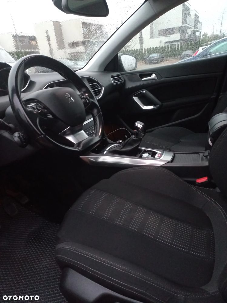 Peugeot 308 1.2 PureTech Allure S&S - 17