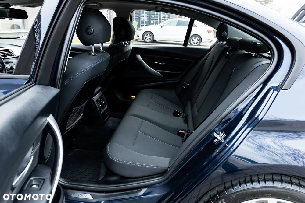 BMW Seria 3 320d DPF Edition Sport - 24