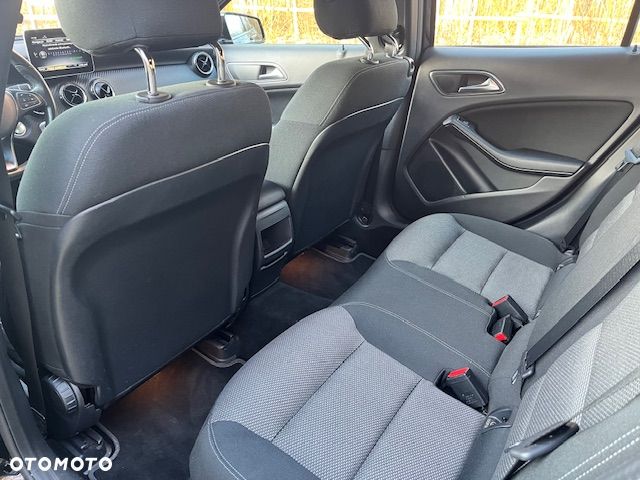 Mercedes-Benz GLA 200 7G-DCT - 11