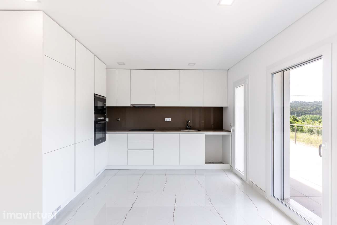 Moradia nova T4+1 EM OBRAS, habitável em Agosto. Trouxemil - Rios Frio - Grande imagem: 5/39