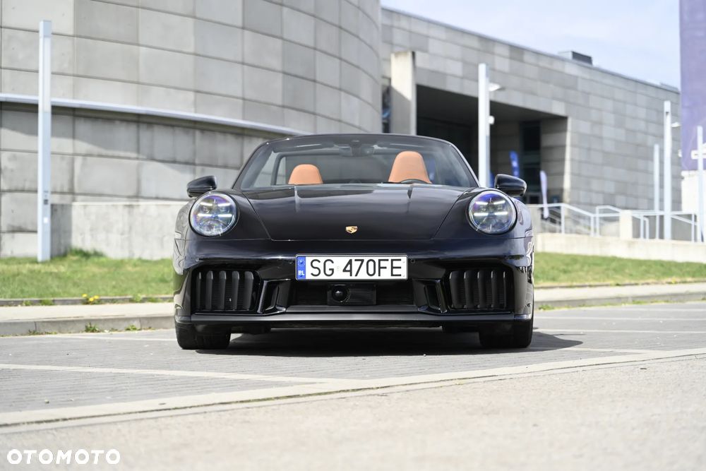 Porsche 911 Carrera 4 GTS - 12
