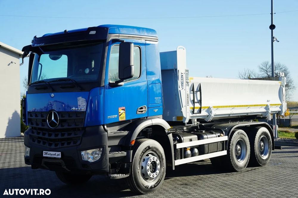 Mercedes-Benz AROCS 3336 / 6x4 / BASCULABILĂ PE 3 PĂRȚI - 5,2 M / 2x OBOANE LATERALE CU ACȚIONARE HIDRAULICĂ / CUTIE DE VITEZE AUTOMATĂ / EURO 6 - 13