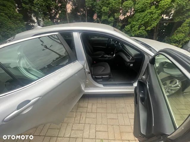 Toyota Camry 2.5 Hybrid Comfort CVT - 2