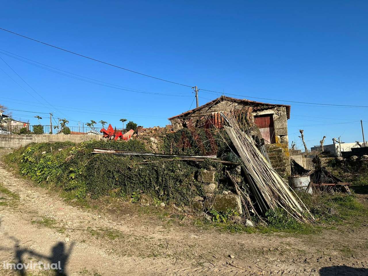 Moradia T2 para restauro em São Faustino, Guimarães - Grande imagem: 3/17