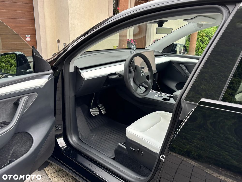 Tesla Model Y - 14