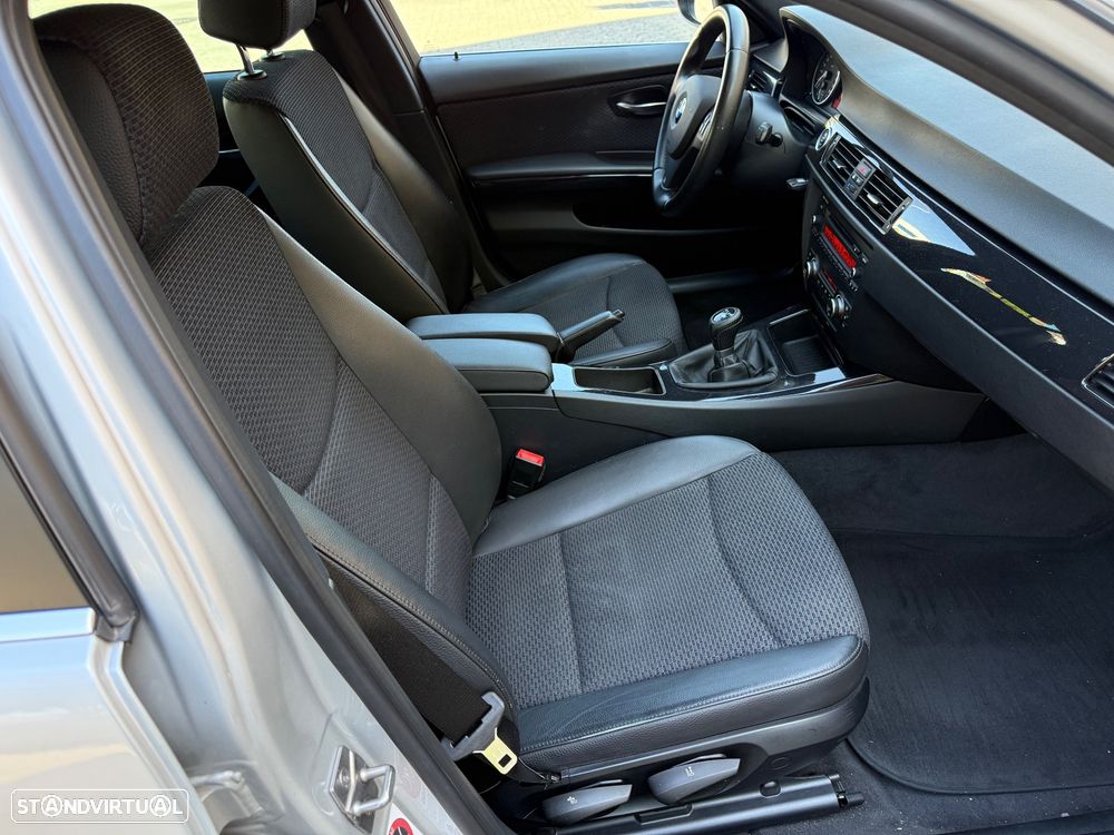 BMW 320 d Pack M - 16