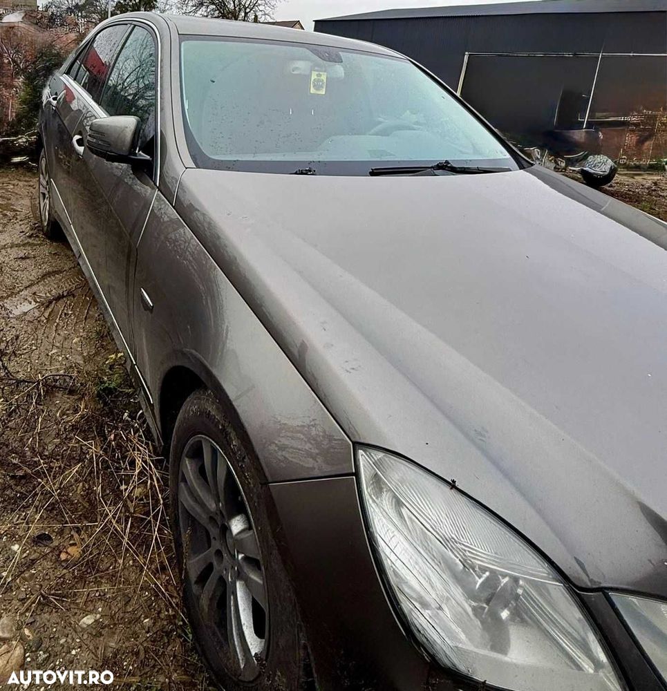 Dezmembrez Mercedes E class 220 2.2 motor defect - 5