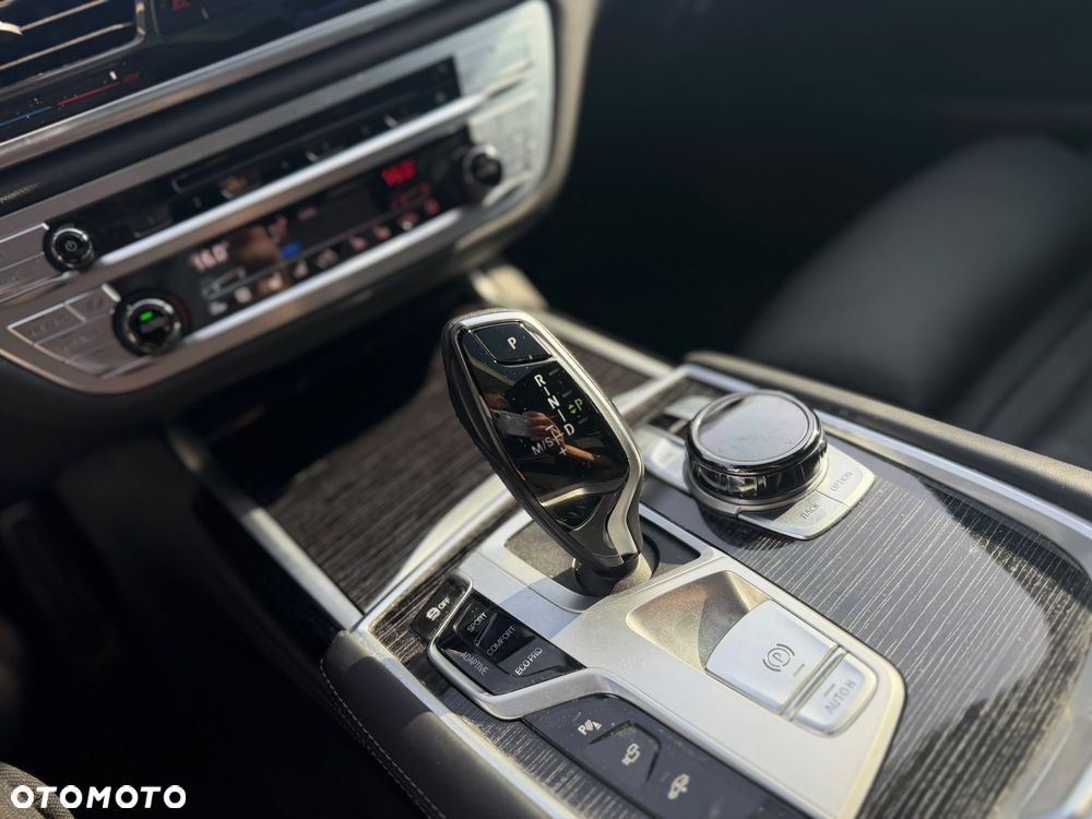 BMW Seria 7 750i xDrive sport - 10