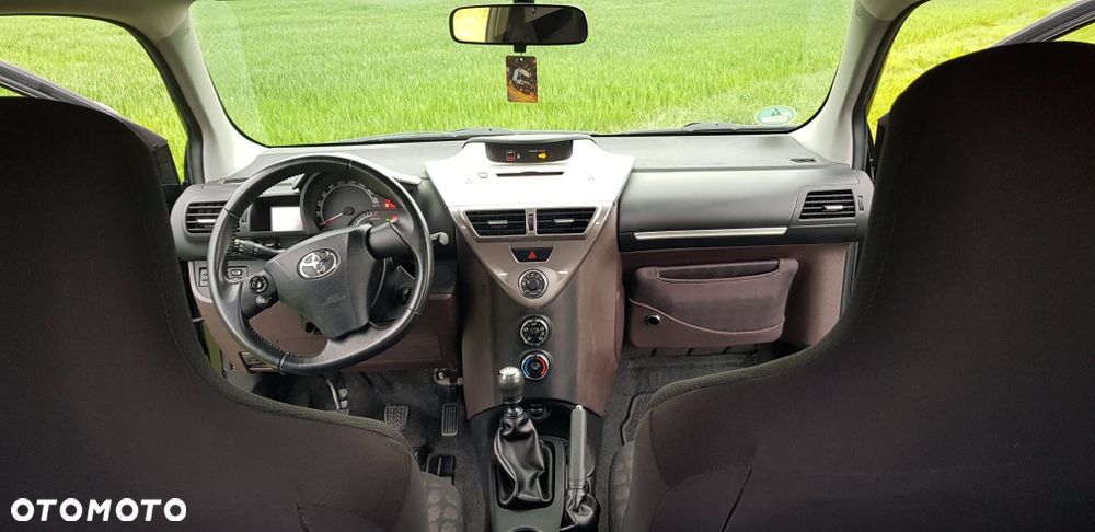 Toyota iQ - 8