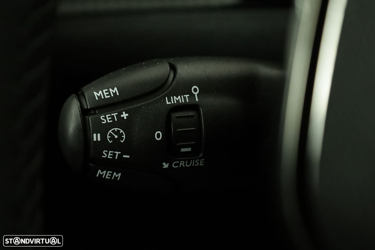 Peugeot 2008 1.2 PureTech Allure - 19