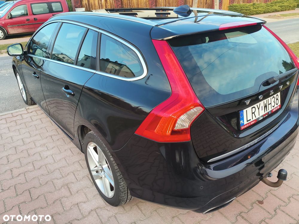 Volvo V60 D6 AWD Plug-in Hybrid R-Design Momentum - 35