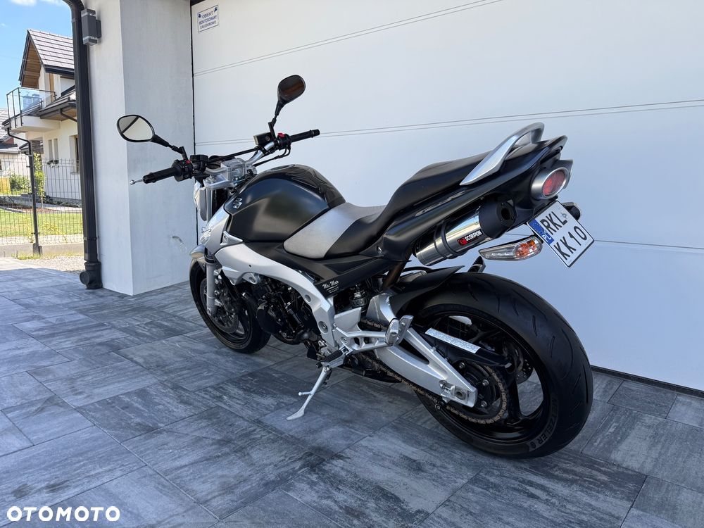 Suzuki GSR - 4
