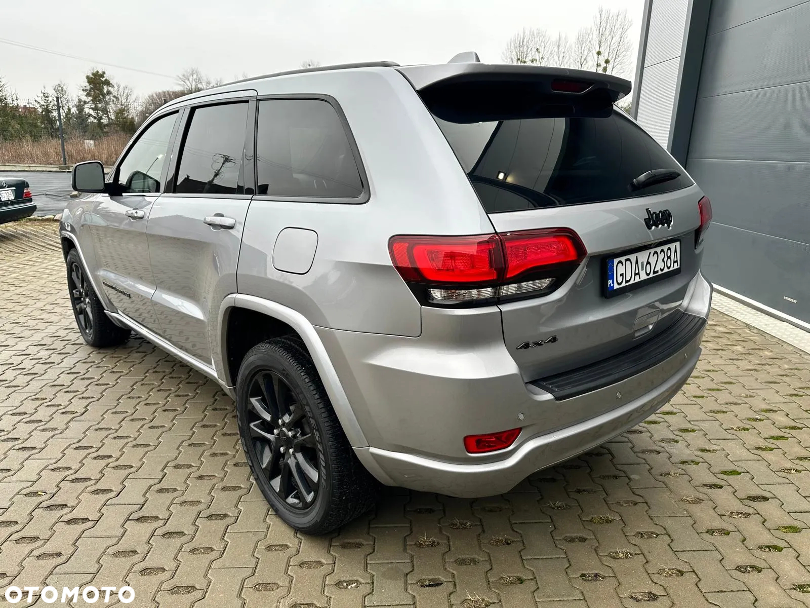 Jeep Grand Cherokee - 24