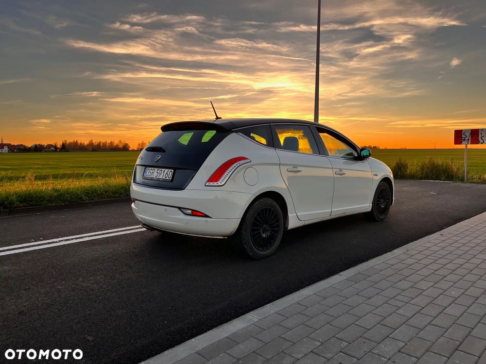 Lancia Delta 1.9 MJ TB S by Momo - 3