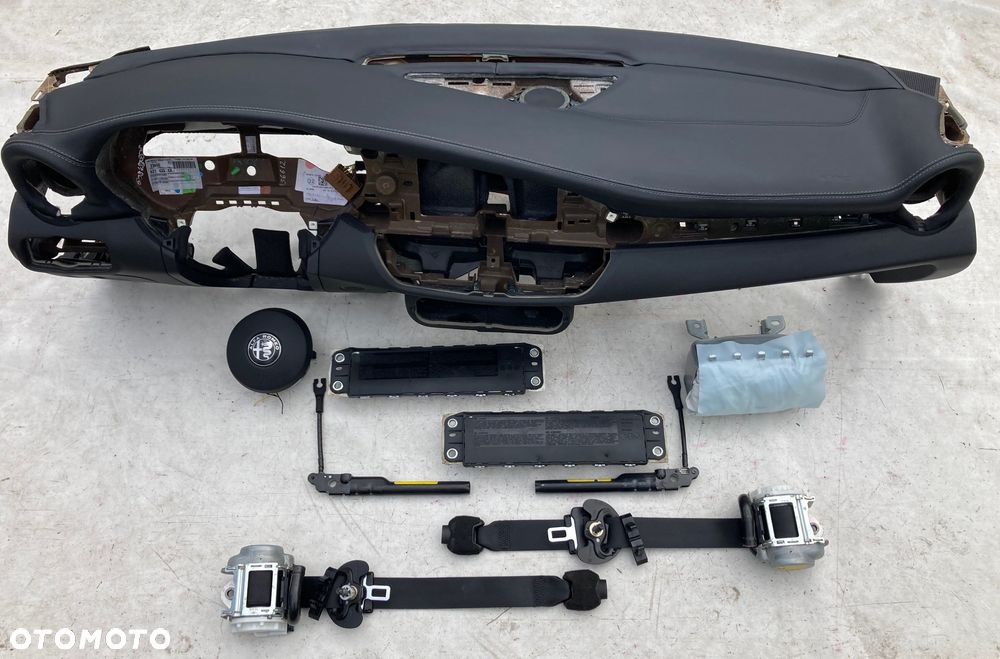ALFA ROMEO GIULIA STELVIO TONALE DESKA KONSOLA KOKPIT PULPIT PÓŁKA PARAPET PODUSZKI POWIETRZNE KIEROWCY PASAZERA KOLANOWE KOLAN KOLANOWA PODUSZKA POWIETRZNA AIRBAG SRS AIR BAG PASY PAS naprawa SKÓRA USA KANADA CANADA DASHBOARD LEATHER  REPAIR - 2