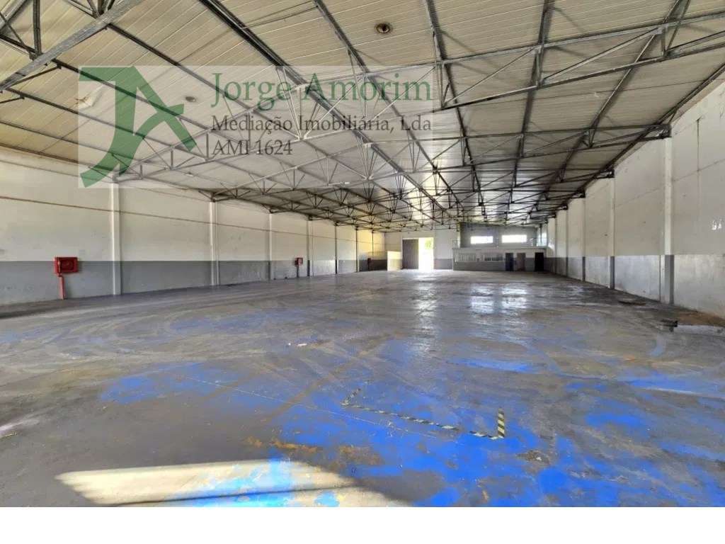 Armazém na Maia 950 m2 - 2 frentes . Fácil acesso às principais via... - Grande imagem: 2/4