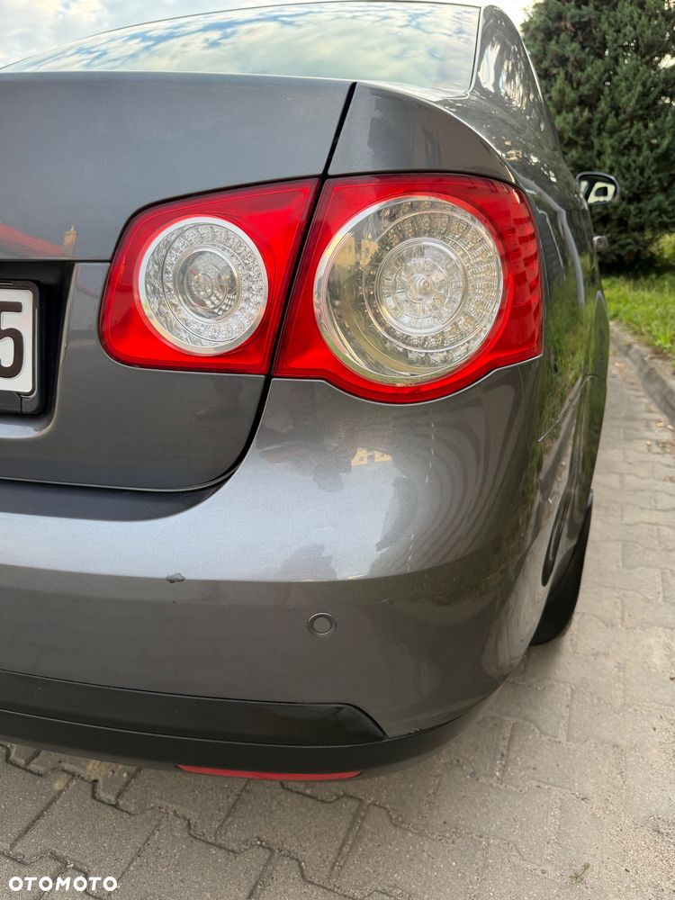 Volkswagen Jetta 1.6 Comfortline - 14