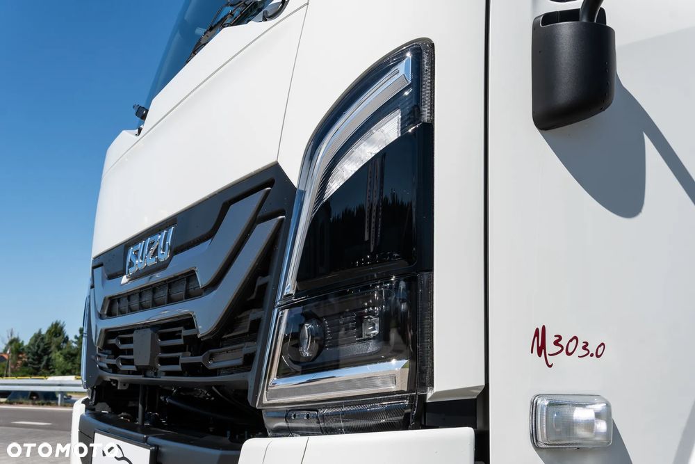Isuzu M30 - 9