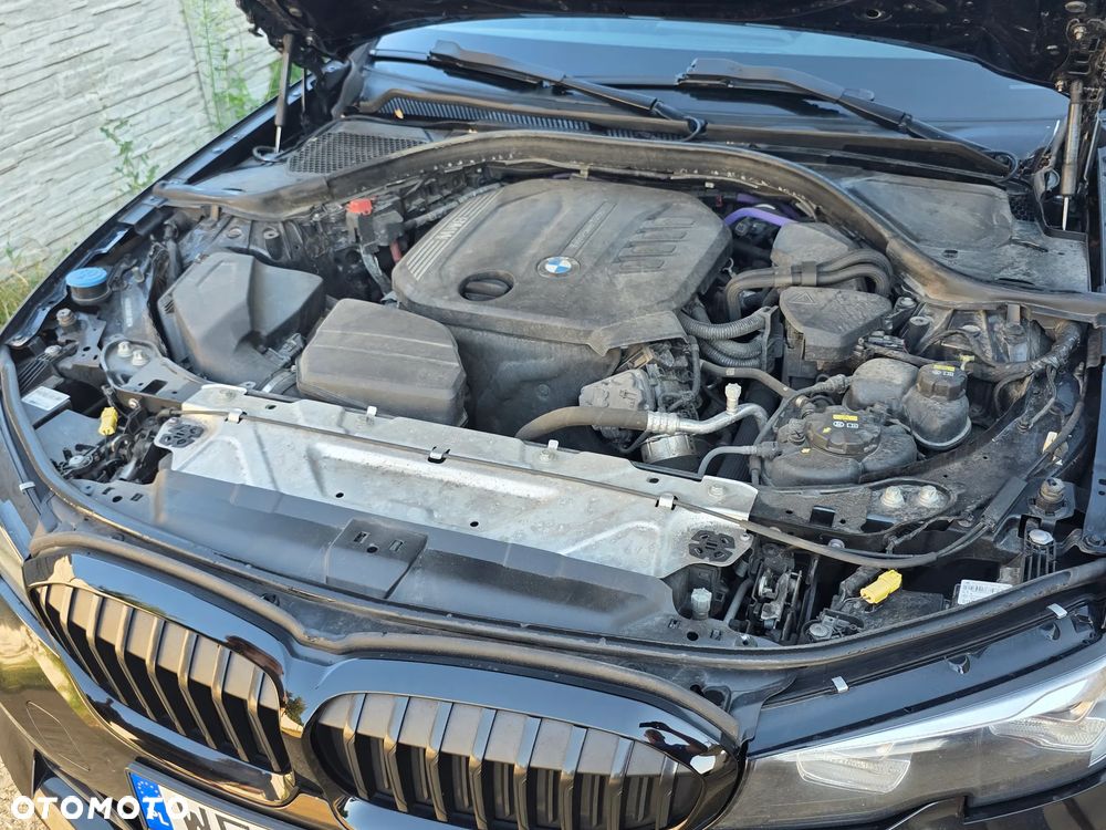 BMW Seria 3 318d mHEV - 17