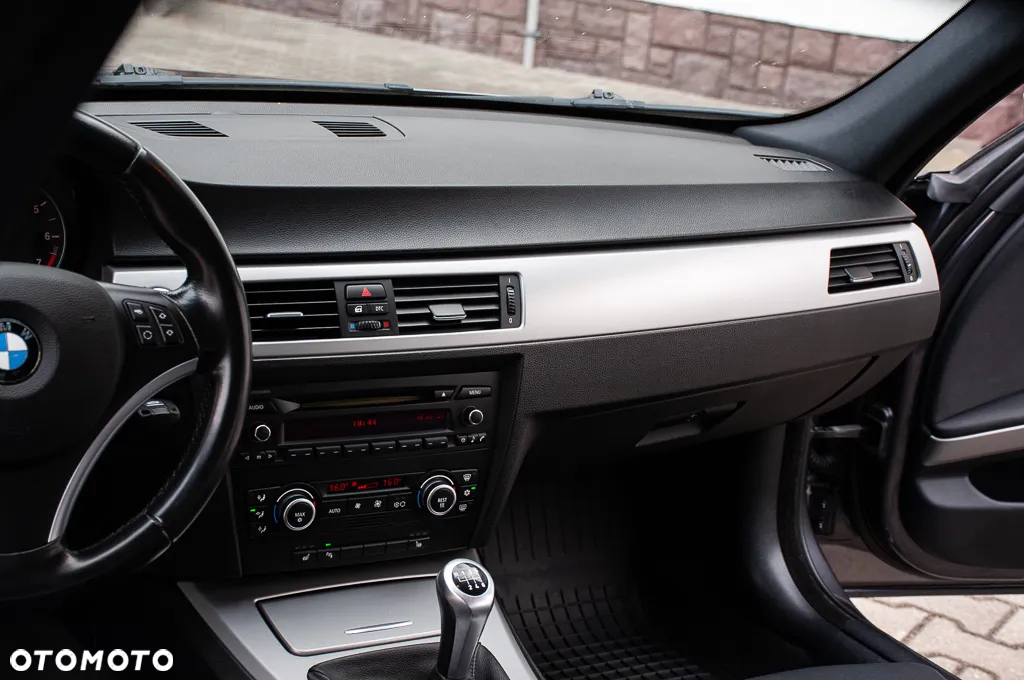 BMW Seria 3 320i - 36
