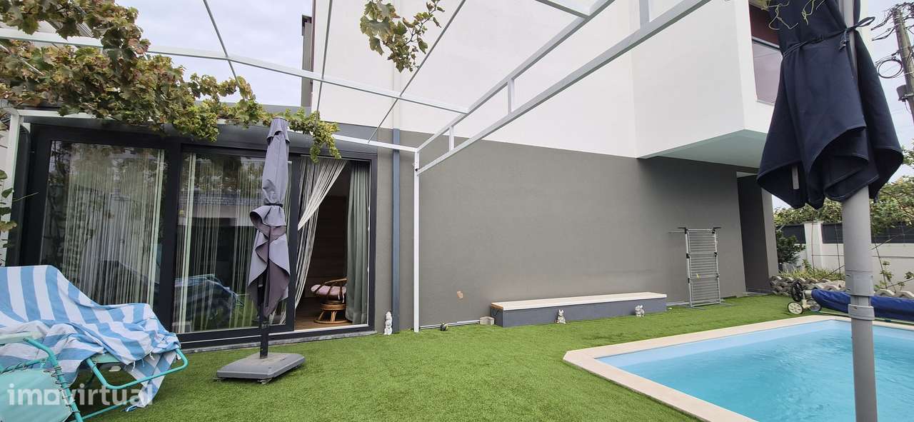 Moradia T3 com piscina e jardim em Seixal - Grande imagem: 4/35