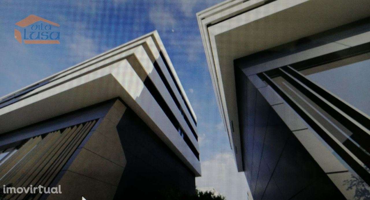 Loja de rua em prédio novo com lugar de garagem - São Pedro da Cova - Grande imagem: 2/6