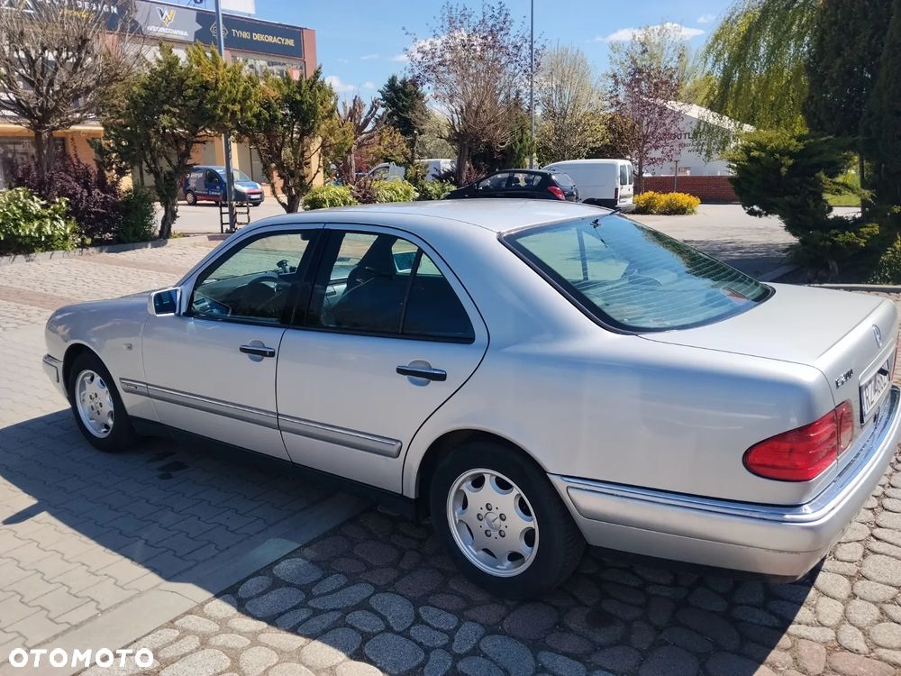 Mercedes-Benz Klasa E - 23