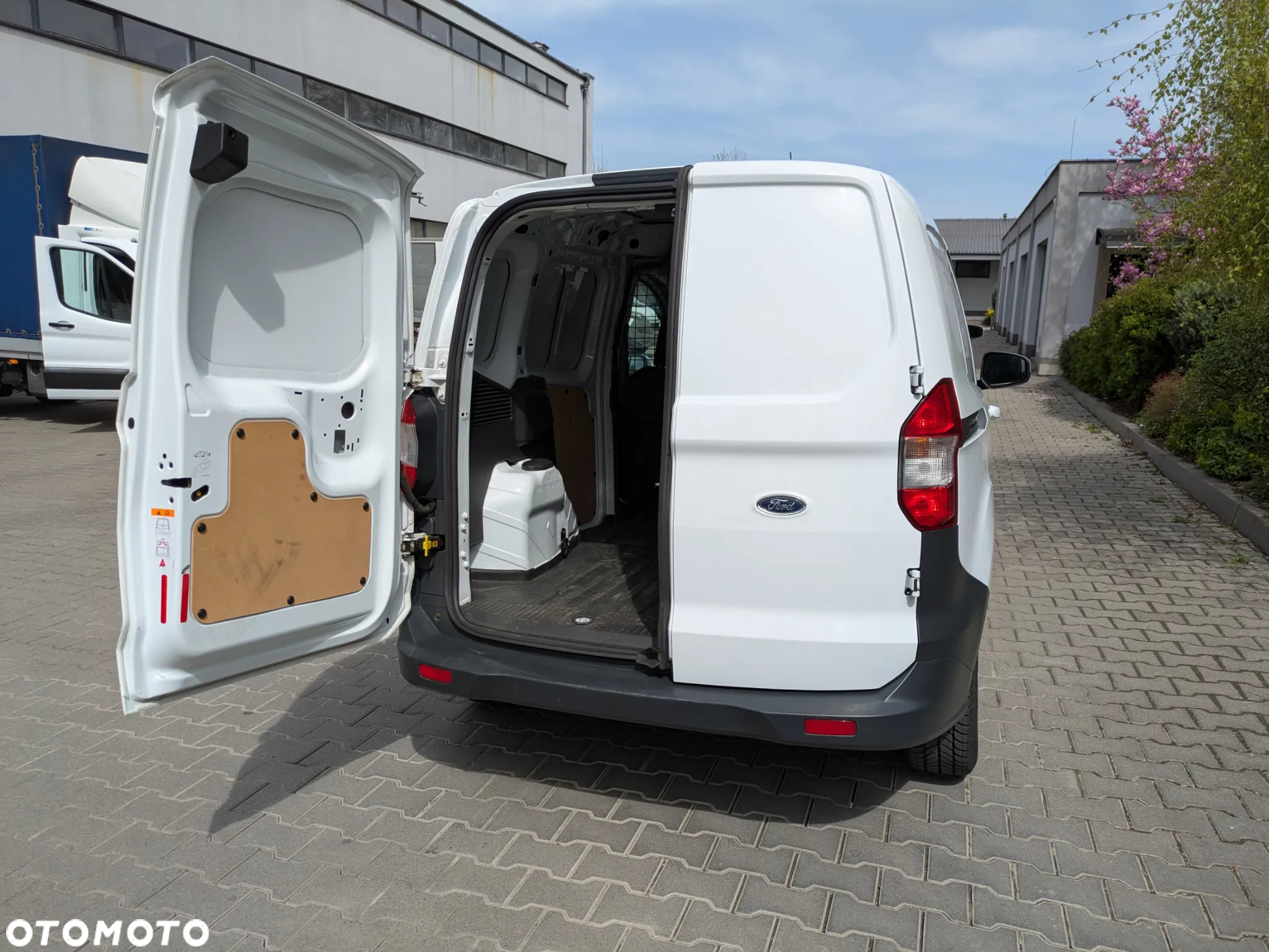 Ford Transit Courier - 14