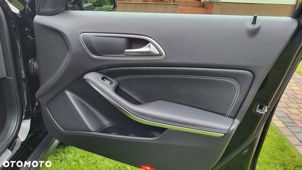 Mercedes-Benz GLA 200 7G-DCT - 16