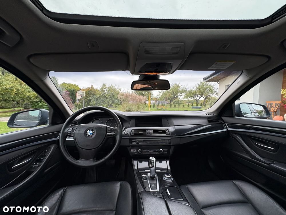 BMW Seria 5 525d xDrive - 14