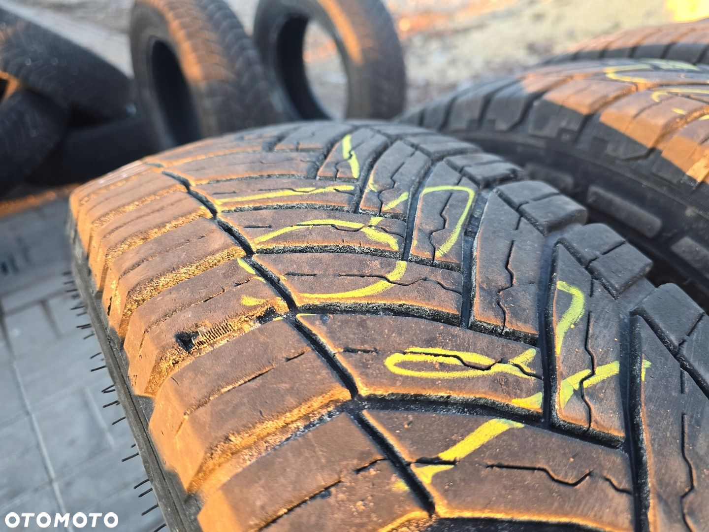 MICHELIN AGILIS CROSSCLIMATE 215/65R16C 109/107T 4X 24R - 3
