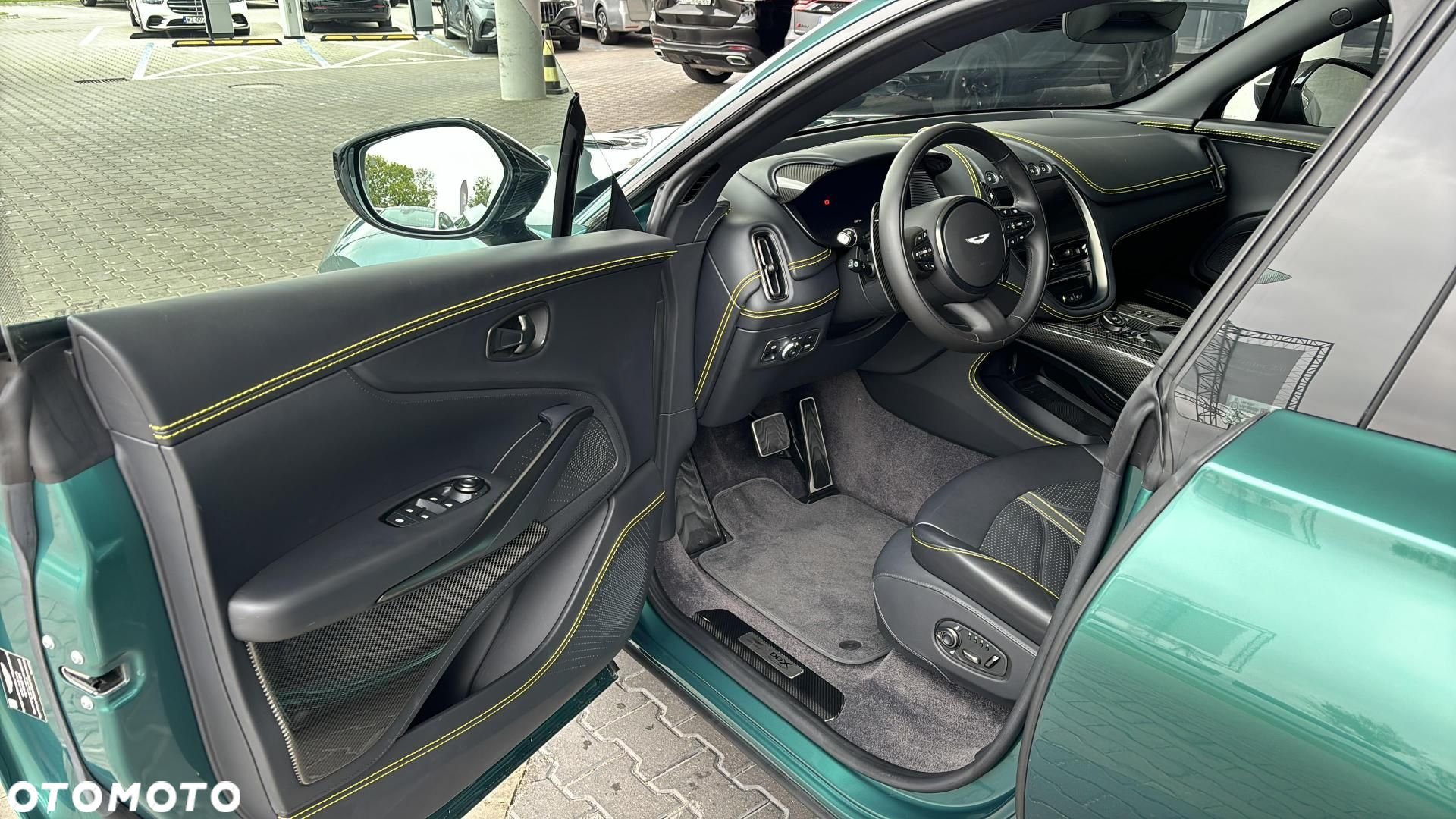 Aston Martin DBX - 9