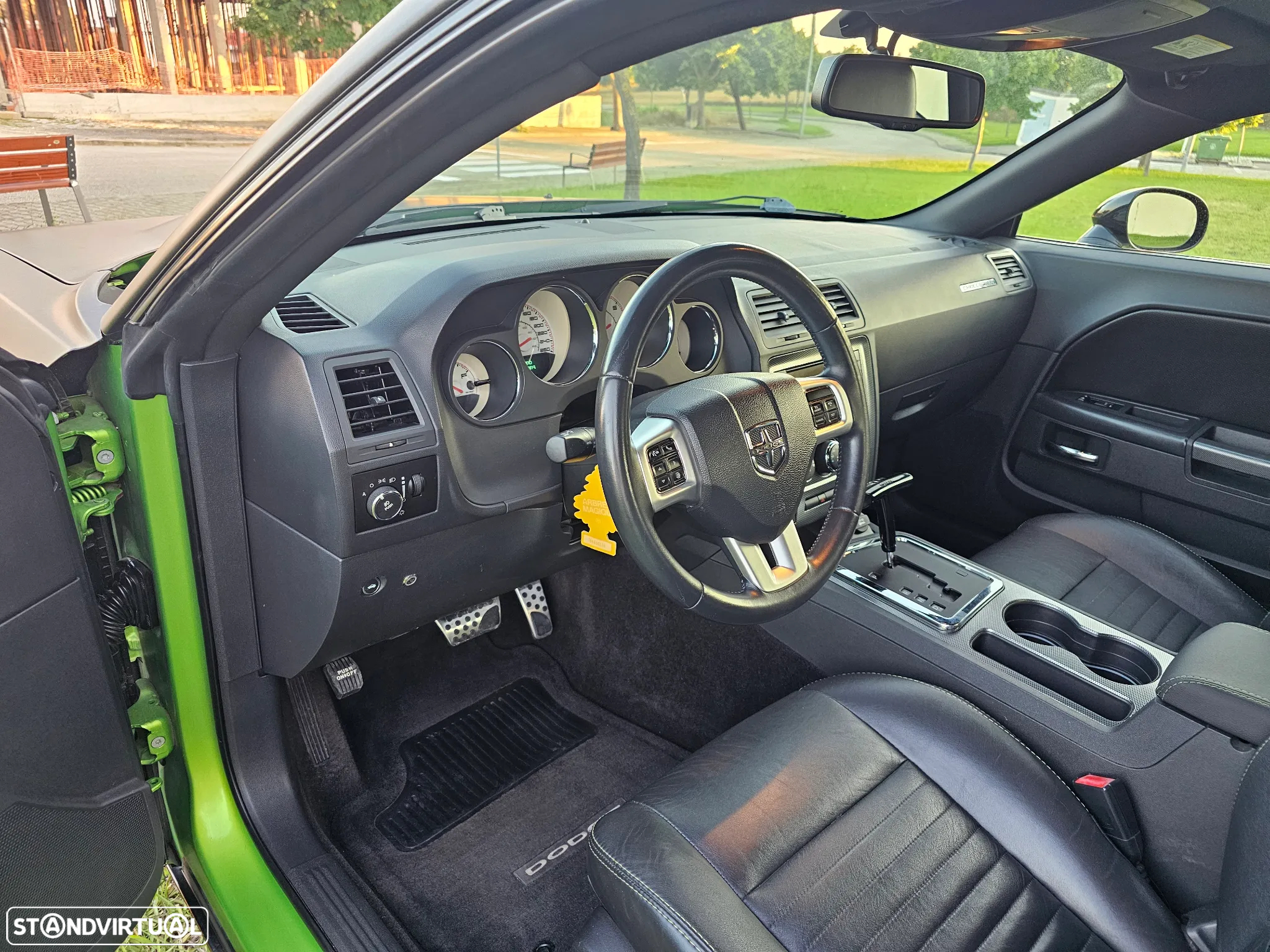 Dodge Challenger Auto R/T Plus - 10