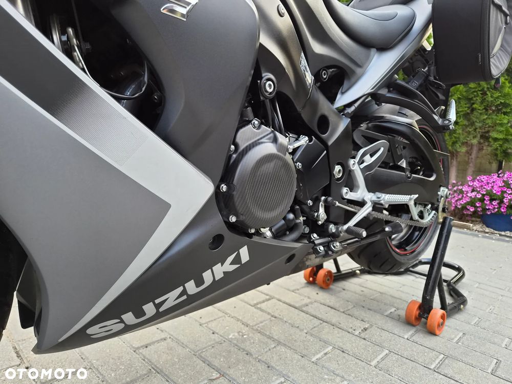 Suzuki GSX - 21