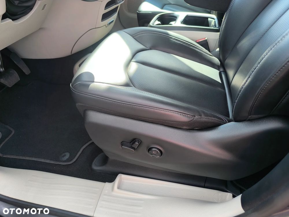 Chrysler Pacifica - 8