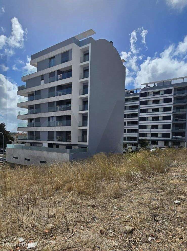 Lote de terreno com projeto aprovado e licença a pagamento na Amadora - Grande imagem: 5/11